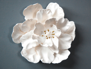 parrot tulip white wall sculpture decoration, very detailed veining on the petals and flower has lots of movement. Dimensional wall art ideal for interior design.